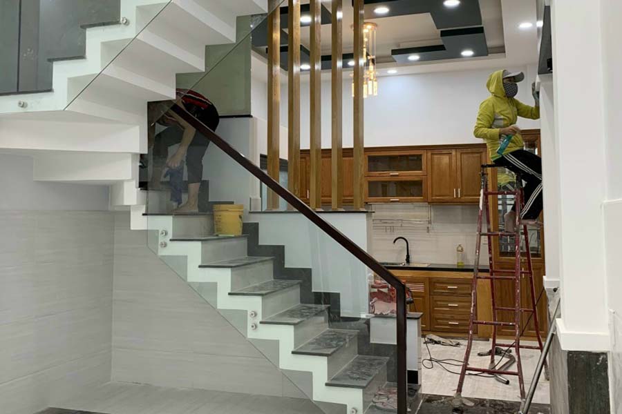 cầu thang kính cường lực